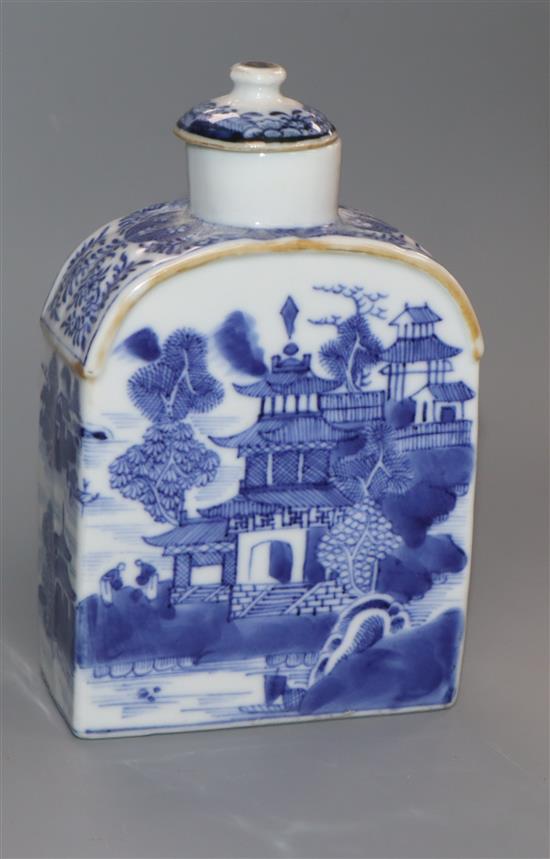 A Chinese Qianlong period blue and white tea caddy H.13cm
